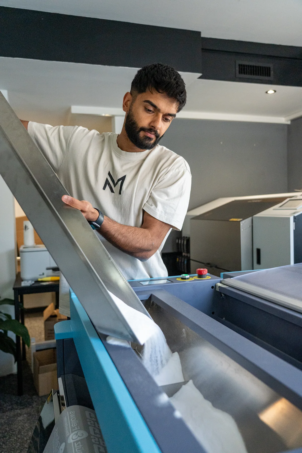 Makellos Mitarbeiter bei der Produktion und Verarbeitung von Werbetechnik
