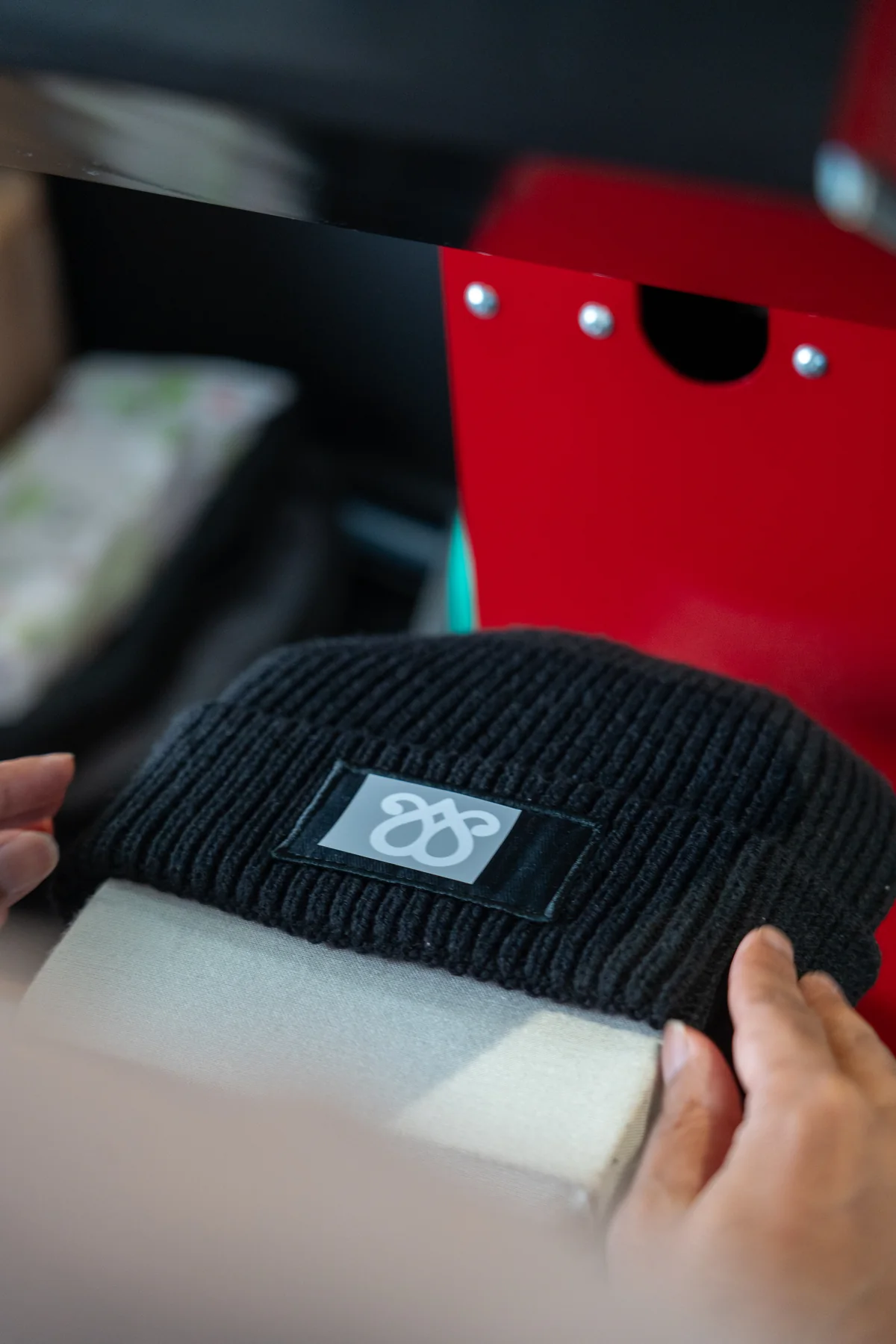 Beanie während der professionellen Textilveredelung