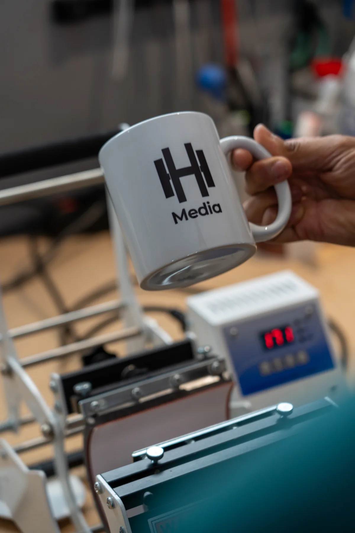 Bedruckte Tasse direkt an der Transferpresse