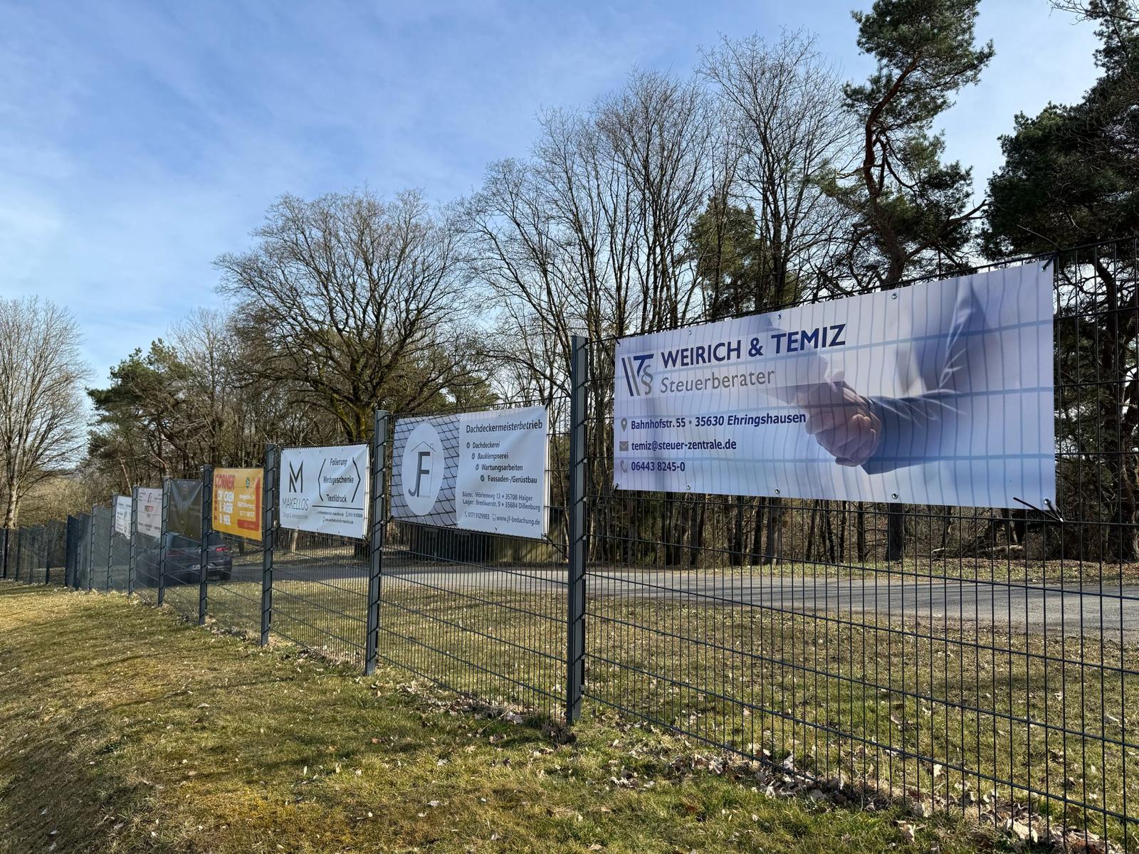 Zaunbanner und Außenwerbung entlang eines Firmengeländes