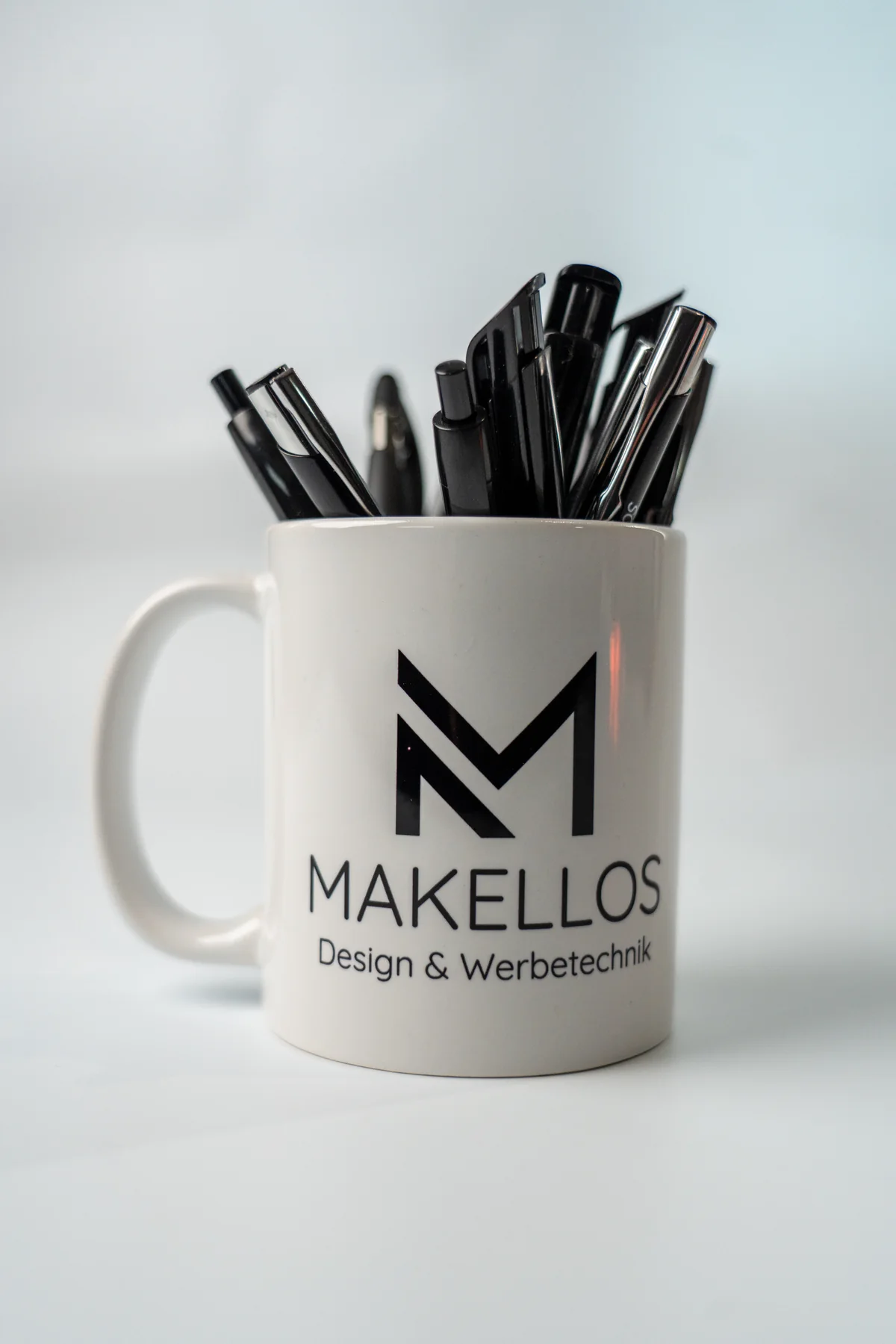 Makellos Tasse mit gebrandeten Kugelschreibern