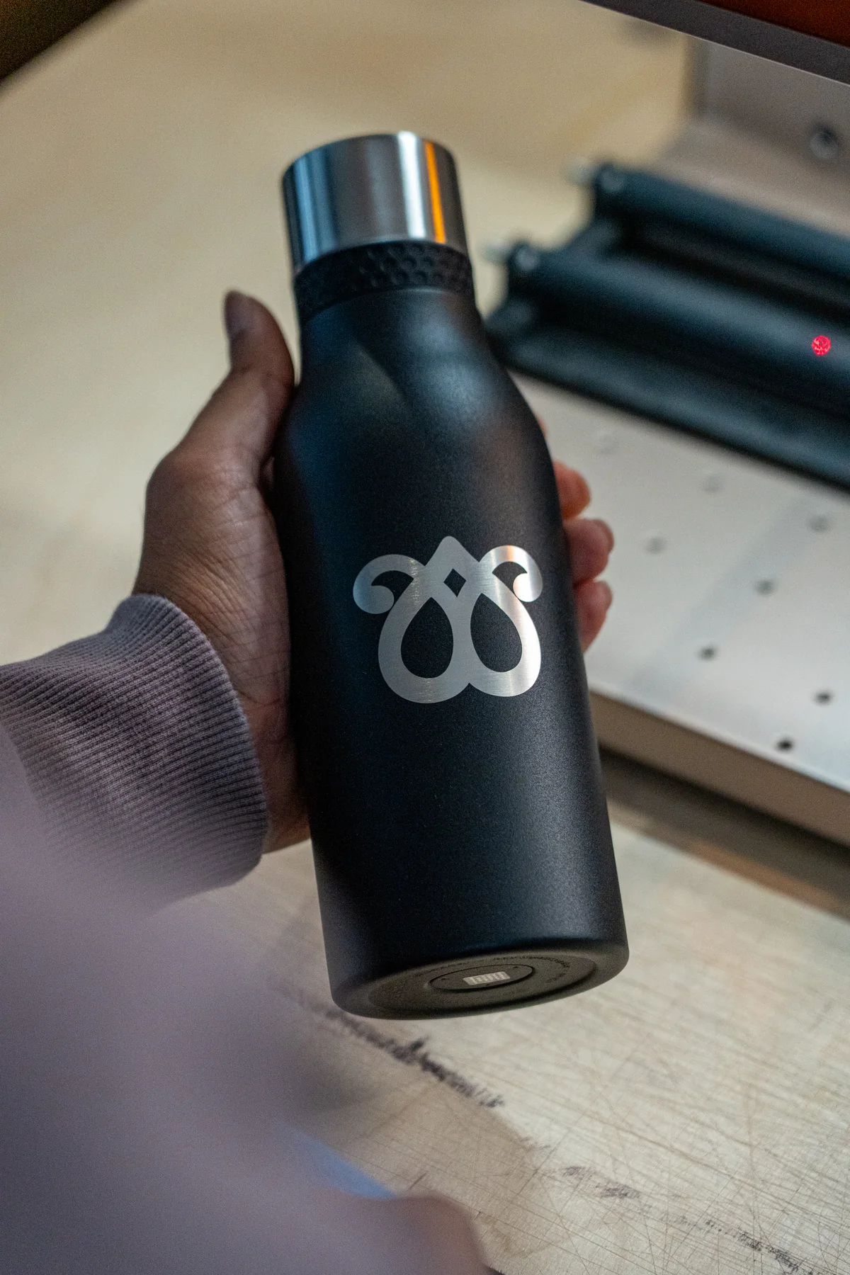 Fertige schwarze Trinkflasche mit individuellem Logo