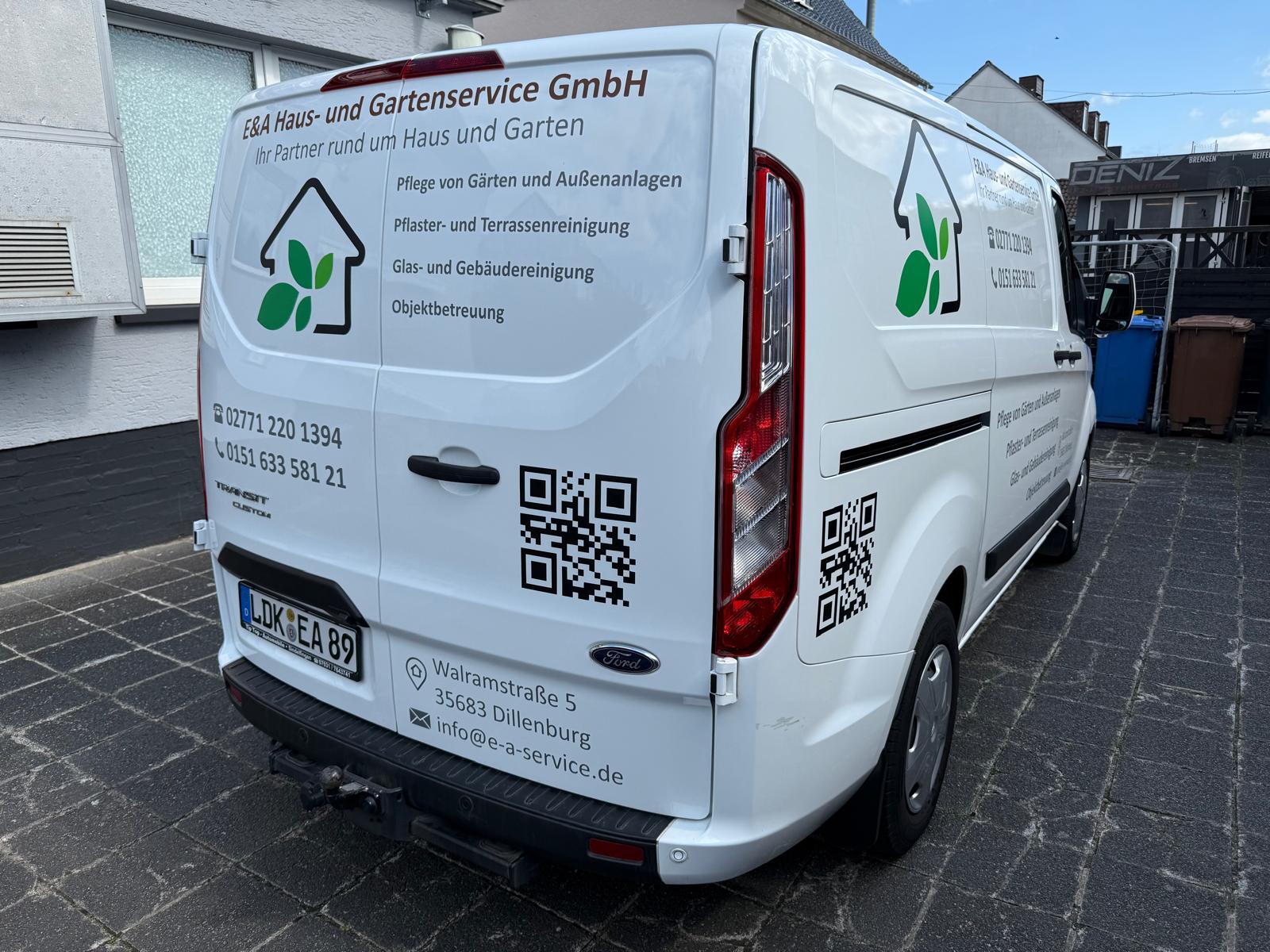 Folierter Firmenwagen mit Logo, Leistungen und Kontaktdaten