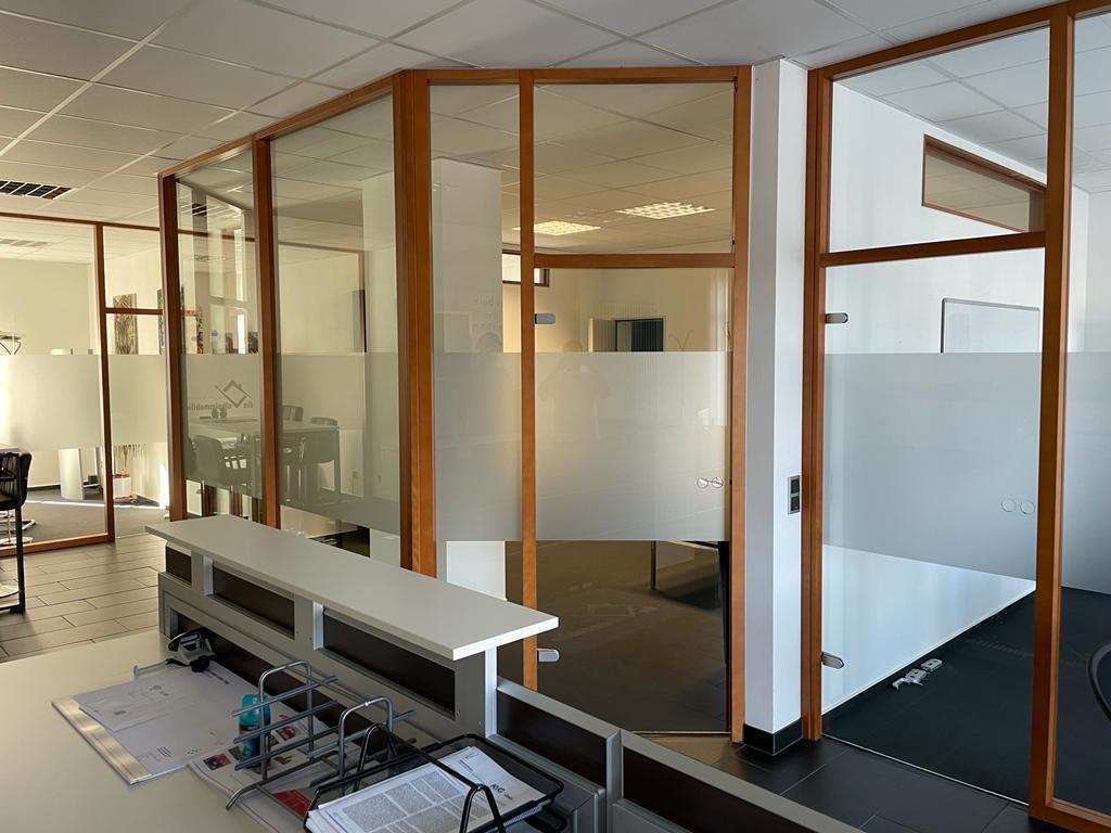 Milchglas- und Sichtschutzfolie auf Büroverglasung